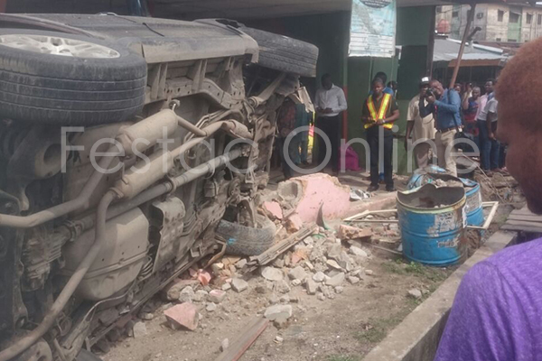 Car Tumbles Into Shop At Durbar Junction , Amuwo-2