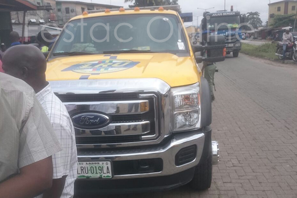 Car Tumbles Into Shop At Durbar Junction , Amuwo-4