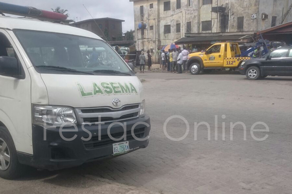 Car Tumbles Into Shop At Durbar Junction , Amuwo-5